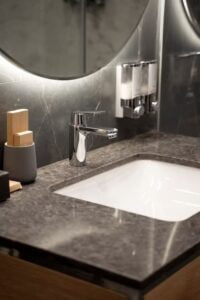 badkamer-wastafel-in-een-hotelkamer_23-2149304106-min